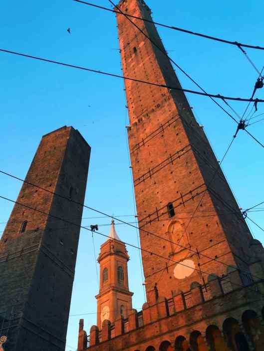 Bologna – Torre Garisenda e Torre degli Asinelli ®( Stefano Sartoris )