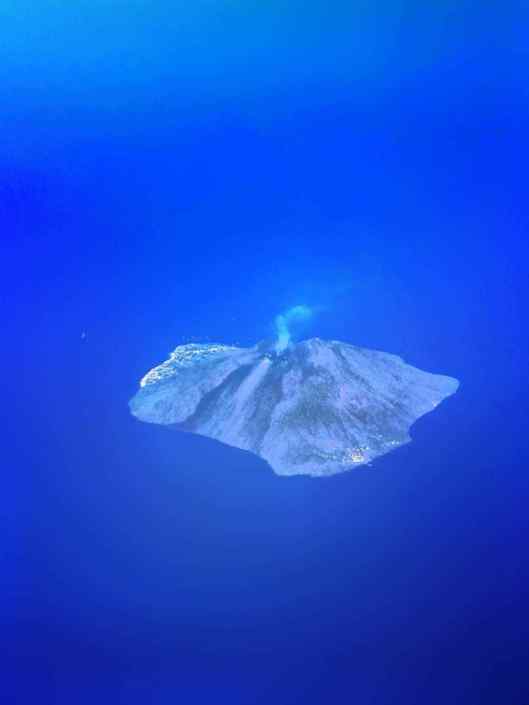 Sorvolo Isola di Stromboli ®( Stefano Sartoris )