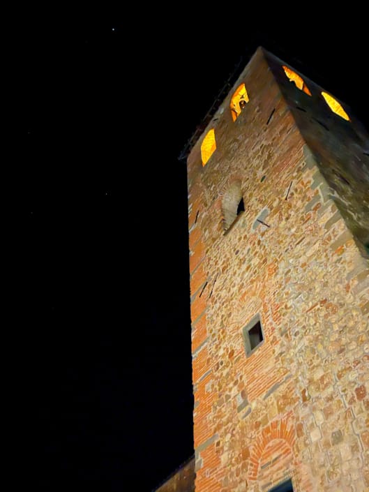Te ne stai lassù a guardare le marionette, pensando che nessuno sia alla tua altezza ®( Stefano Sartoris )