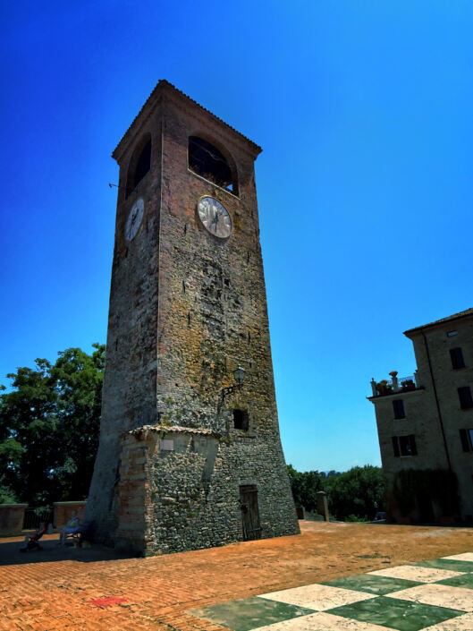 Torre dell’orologio #Castelvetro 😍 ®( Stefano Sartoris )