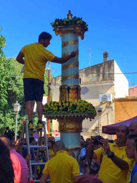 Sassari – La “Faradda” dei Candelieri – Corso Vico vestizione del Candeliere del Gremio dei Sarti ®( Stefano Sartoris )